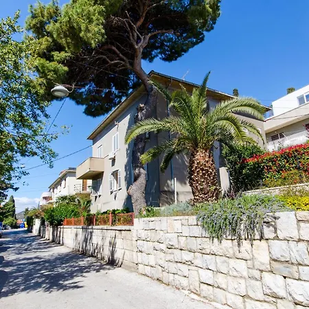 Διαμέρισμα With Shared Garden 3 Min Walk To The *