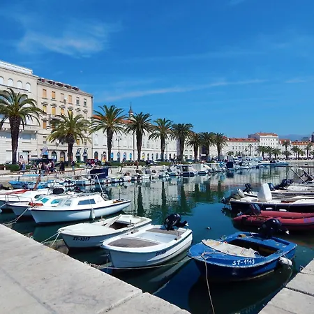 With Shared Garden 3 Min Walk To The * Split