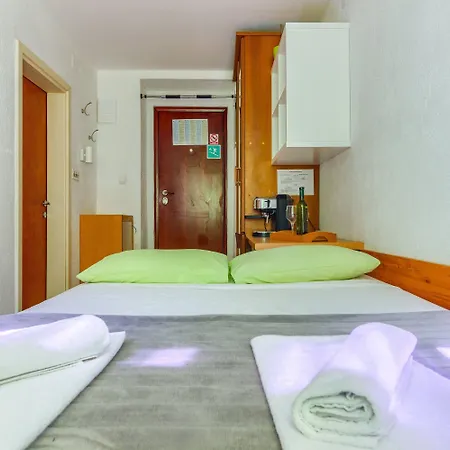 Διαμέρισμα With Shared Garden 3 Min Walk To The