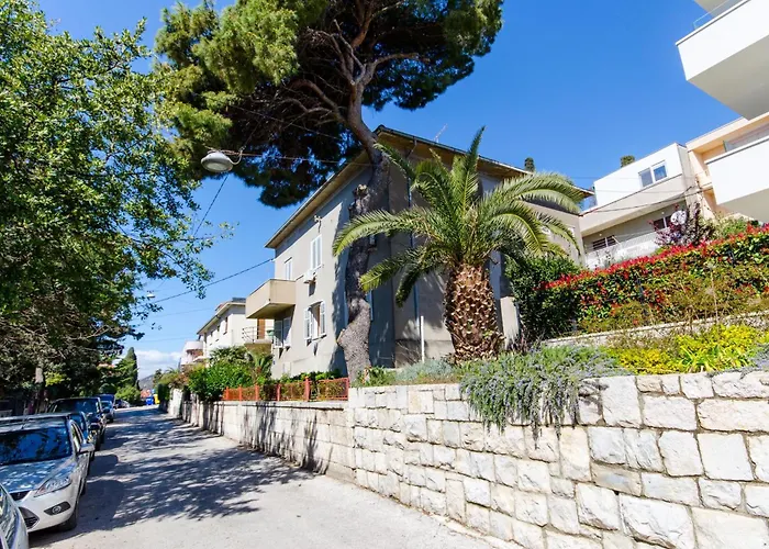Apartmán With Shared Garden 3 Min Walk To The *