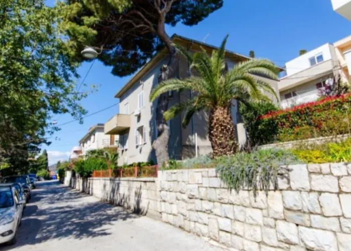 With Shared Garden 3 Min Walk To The Apartmán *