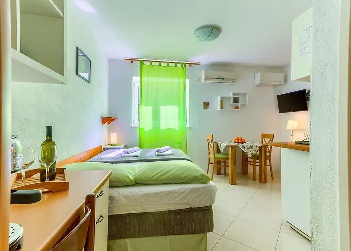With Shared Garden 3 Min Walk To The Apartmán Split