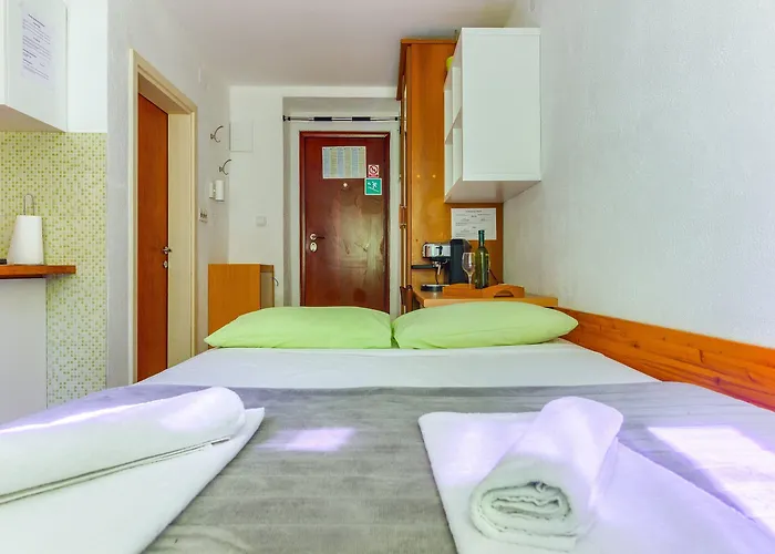 Apartmán With Shared Garden 3 Min Walk To The