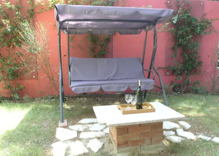 With Shared Garden 3 Min Walk To The *