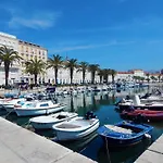 With Shared Garden 3 Min Walk To The Split
