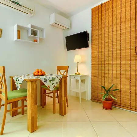Apartment With Shared Garden 3 Min Walk To The