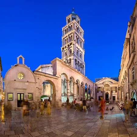 With Shared Garden 3 Min Walk To The Appartement