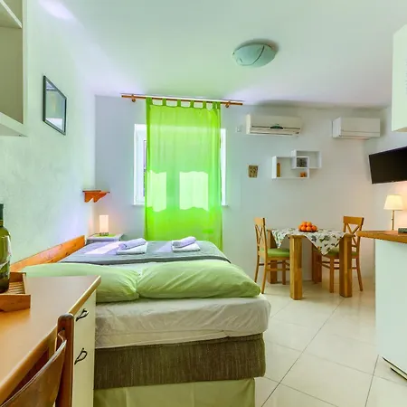 Appartement With Shared Garden 3 Min Walk To The *