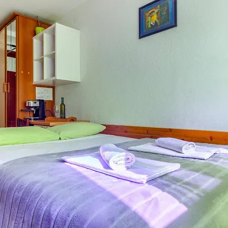 Apartment With Shared Garden 3 Min Walk To The *