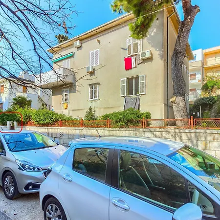 With Shared Garden 3 Min Walk To The Apartamento