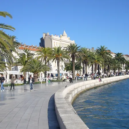 With Shared Garden 3 Min Walk To The Appartement *