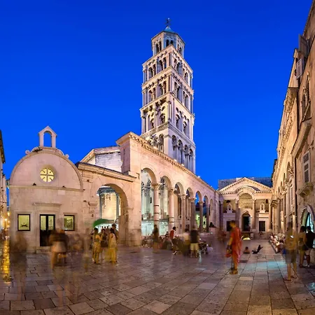 With Shared Garden 3 Min Walk To The Appartement *