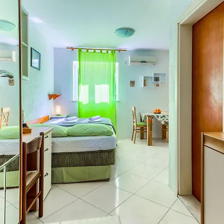 With Shared Garden 3 Min Walk To The Split