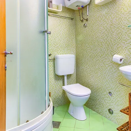 With Shared Garden 3 Min Walk To The