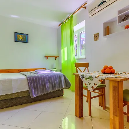 With Shared Garden 3 Min Walk To The