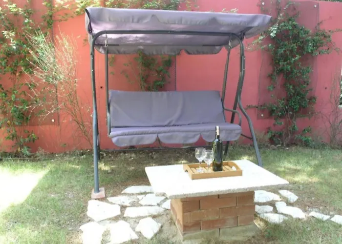 With Shared Garden 3 Min Walk To The