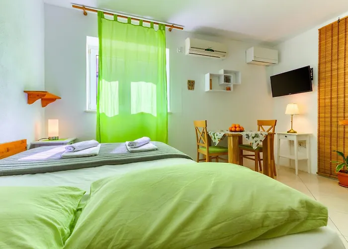 With Shared Garden 3 Min Walk To The شقة *