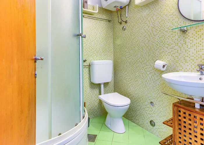 With Shared Garden 3 Min Walk To The سبليت