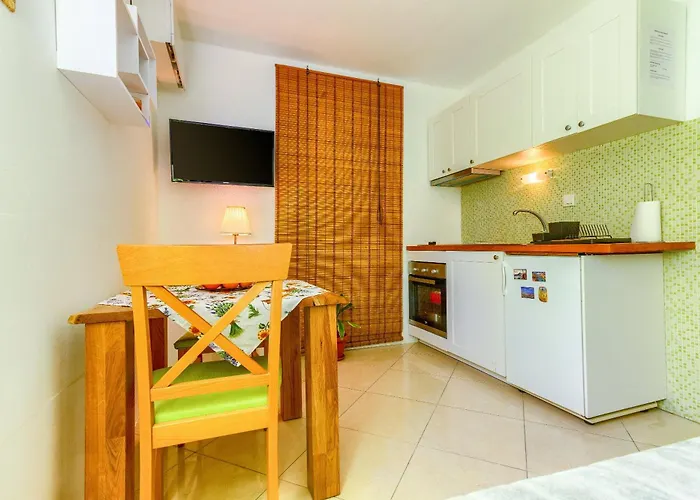 With Shared Garden 3 Min Walk To The شقة