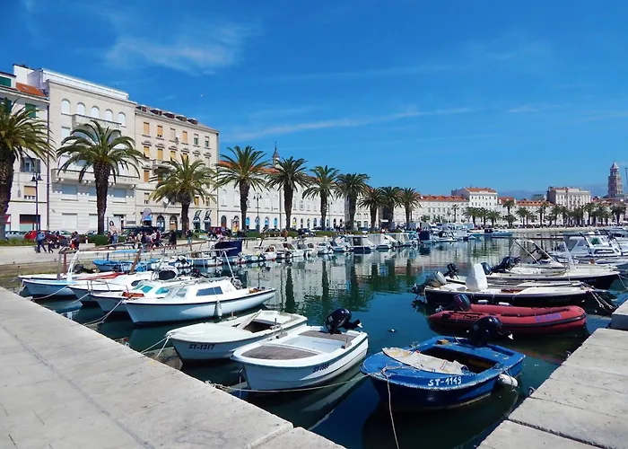 With Shared Garden 3 Min Walk To The سبليت