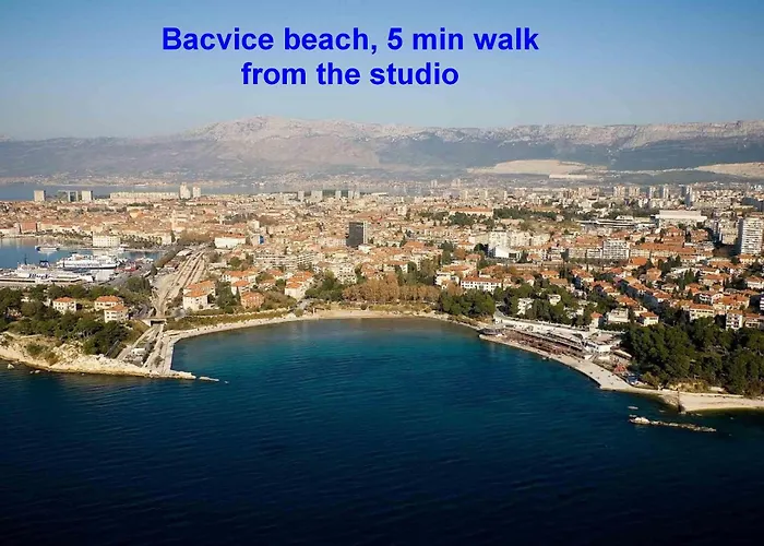 With Shared Garden 3 Min Walk To The شقة *