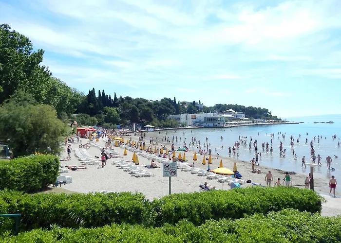 With Shared Garden 3 Min Walk To The شقة *