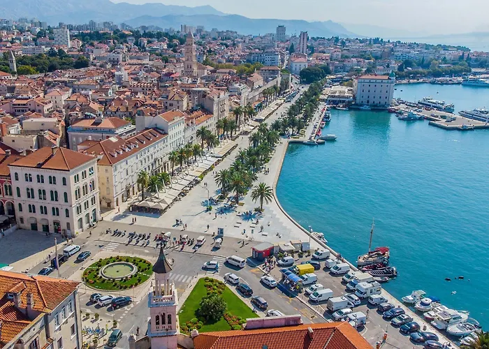 With Shared Garden 3 Min Walk To The شقة *