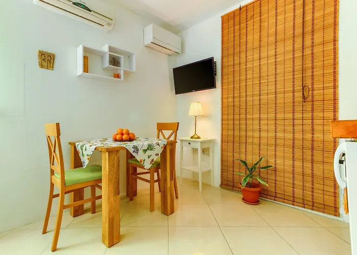 With Shared Garden 3 Min Walk To The * سبليت