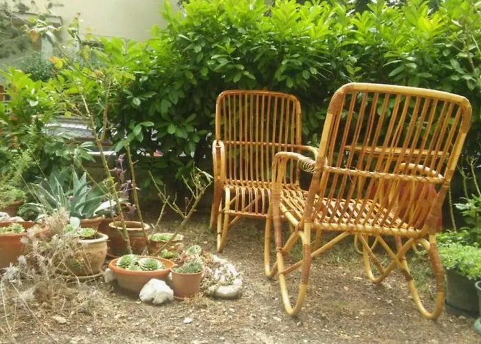 Appartement With Shared Garden 3 Min Walk To The *