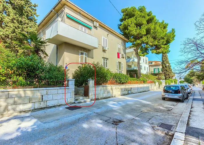 With Shared Garden 3 Min Walk To The