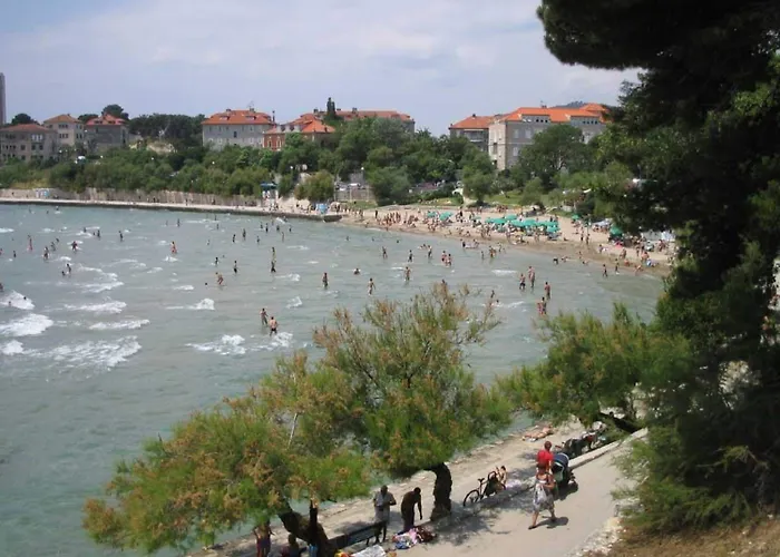 With Shared Garden 3 Min Walk To The شقة