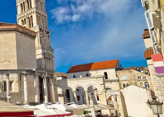 With Shared Garden 3 Min Walk To The سبليت