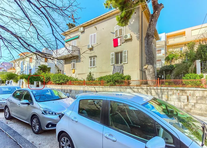 With Shared Garden 3 Min Walk To The شقة