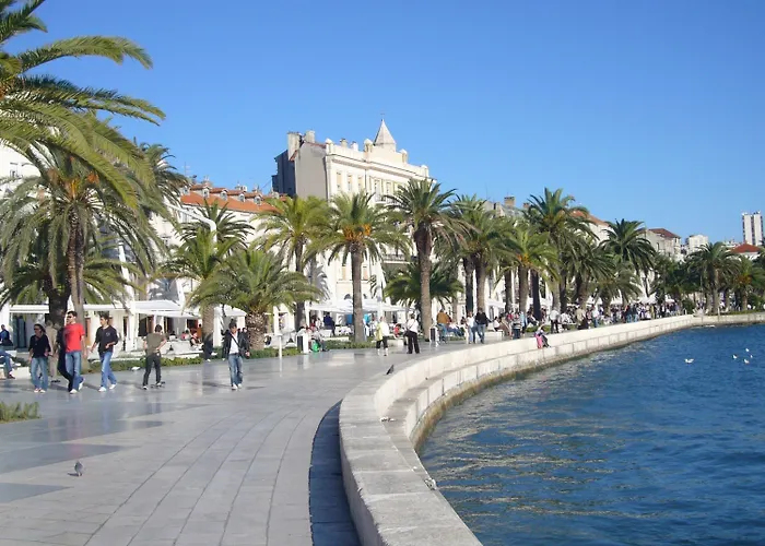 With Shared Garden 3 Min Walk To The شقة *