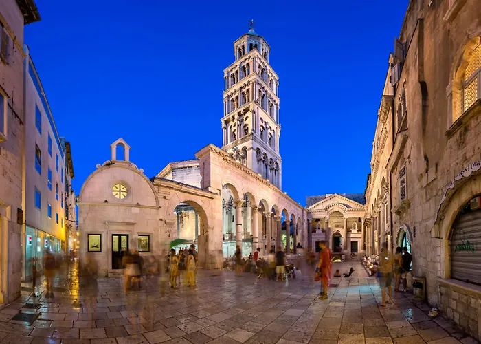 With Shared Garden 3 Min Walk To The شقة *