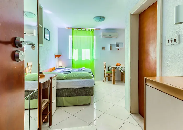 With Shared Garden 3 Min Walk To The سبليت