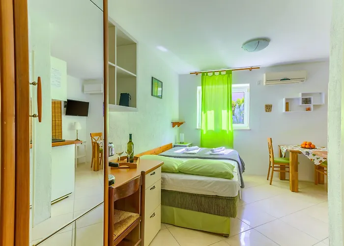 With Shared Garden 3 Min Walk To The شقة