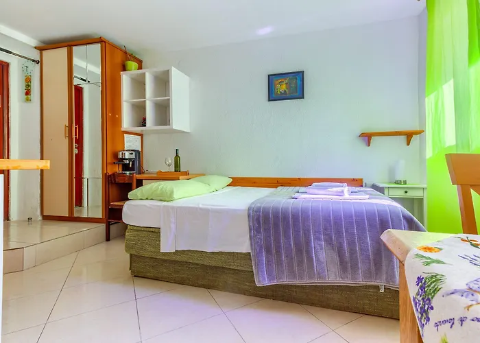 With Shared Garden 3 Min Walk To The سبليت