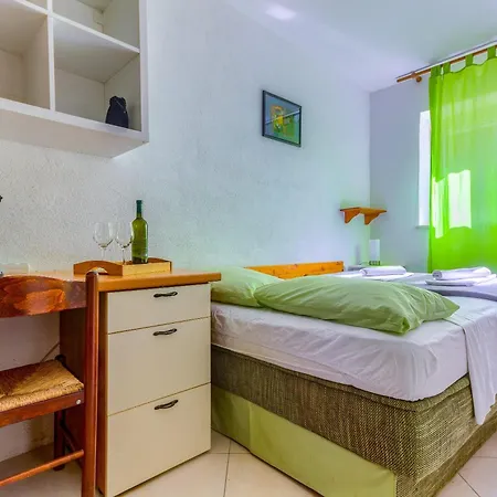 Apartment With Shared Garden 3 Min Walk To The *