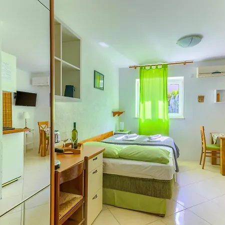 With Shared Garden 3 Min Walk To The Apartment Split