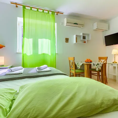 With Shared Garden 3 Min Walk To The Apartment *