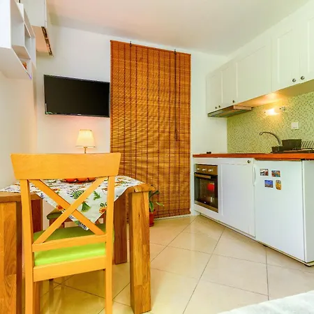 With Shared Garden 3 Min Walk To The Apartment