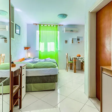 With Shared Garden 3 Min Walk To The