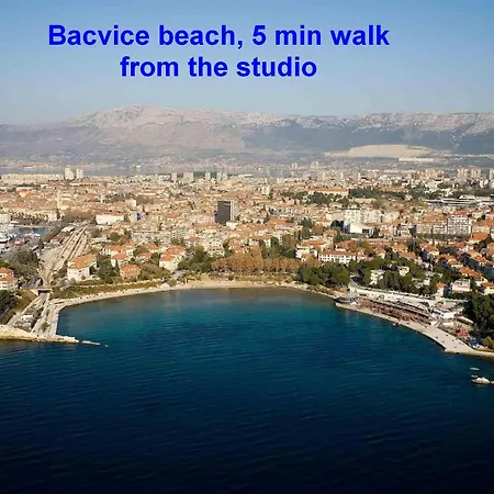 With Shared Garden 3 Min Walk To The Apartment *