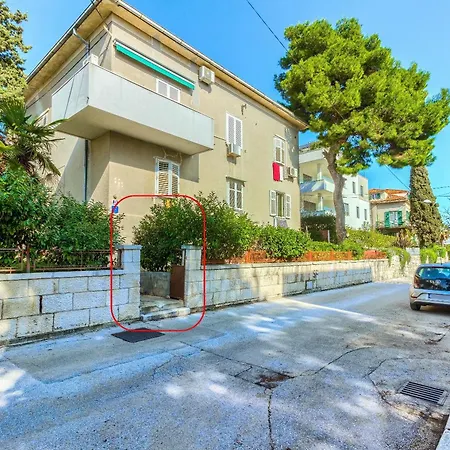 Apartment With Shared Garden 3 Min Walk To The