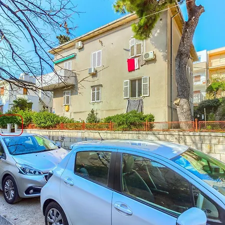 With Shared Garden 3 Min Walk To The Apartment