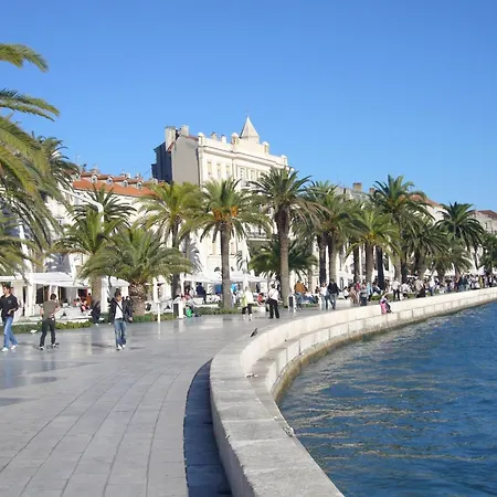 With Shared Garden 3 Min Walk To The Apartment