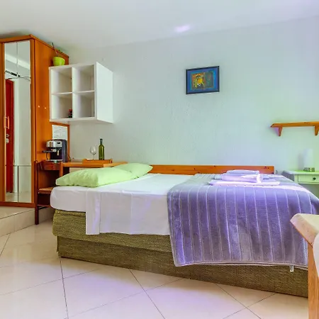 With Shared Garden 3 Min Walk To The Split